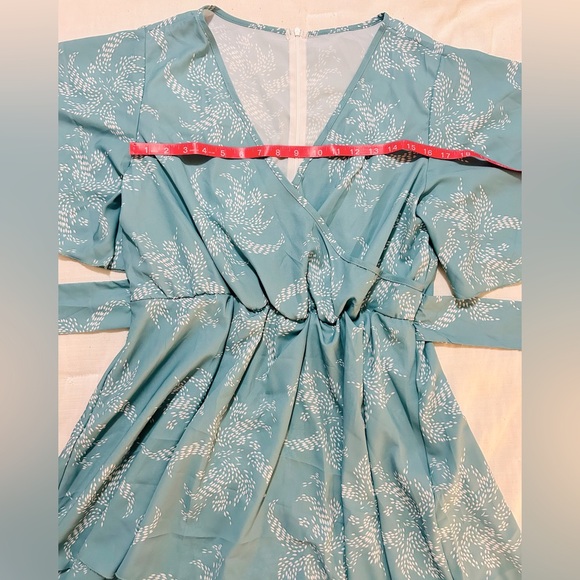 NWT Teal & White Womenβs Romper Shorts Jumpsuit Waist Wrap V Neck - Picture 3 of 7